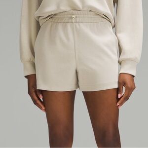 LULU CASUAL SOFTSTREME HIGH RISE SHORTS 4 IN SIZE 4 CREAM